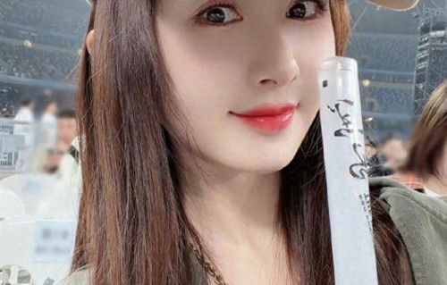 舒畅现身李荣浩演唱会，晒票根、举周边，原来女神也追星