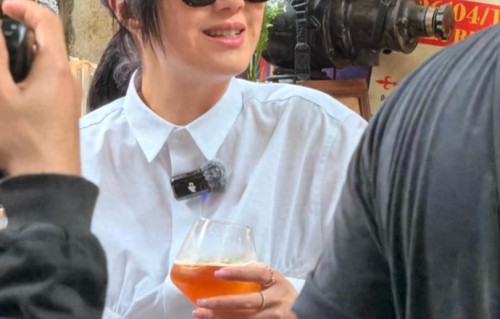 52岁杨千嬅四川逛街！生图脸紧致没褶子，裤子拖地邋遢无明星气质 