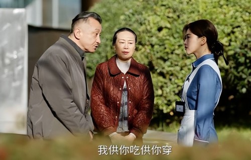 国产剧又见“假穷人”，抱怨生活一地鸡毛，却住高级小楼被霸总追