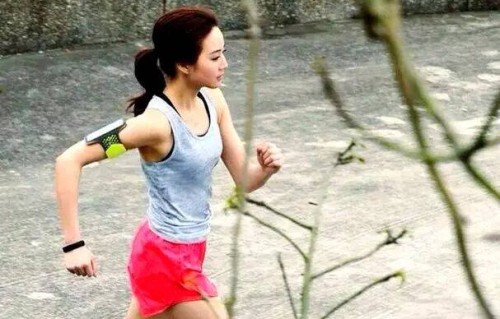 43岁张钧甯怼脸生图曝光零皱纹状态碾压33岁网友惊呼郭碧婷说得对女人三四十岁才是颜值巅峰_自律_什么_包脸