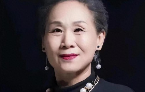 58岁北漂出道，70岁成“百亿票房奶奶”，如今比儿子还红 