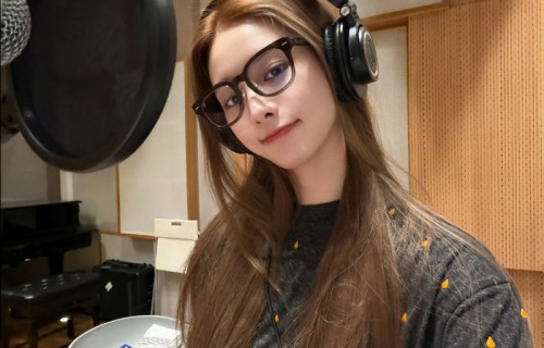 闺蜜高马尾造型疑似录新歌引期待