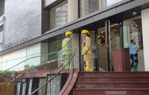 香港“劏房大王”尹柏权陷豪宅可疑大火生命垂危，两内地女伴一死一重伤！神秘大火或与他一非法行为有关，六年前前女友也从豪宅坠楼身亡！ 