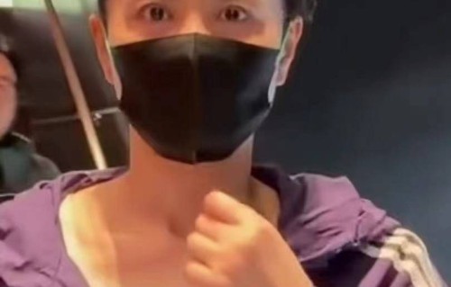王菲素颜看话剧被网友近身跟拍，一句“你管她干啥”从容放行！