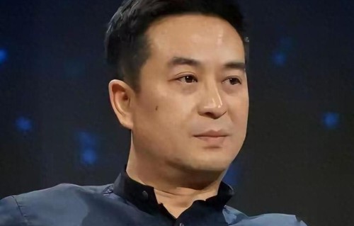 56岁张嘉益现状，住西安大别墅，二婚娶女演员
