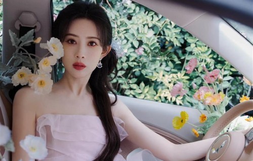 孟子义车内花海造型释出，浅粉抹胸裙配红唇，温柔又有点小性感