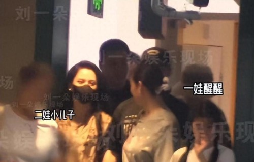 汪峰带五个娃过节！森林北女儿紧挨妈妈，二女儿汪璟怡不舍得分开