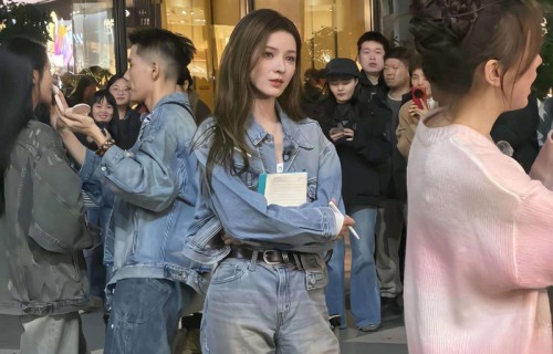 张予曦义乌被偶遇！本人脸又小又精致穿一身牛仔装，笑眯眯的很好相处|女明星|笑容|活动|亲和力|笑意