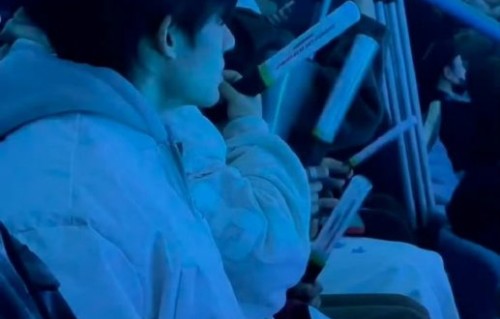 余宇涵现身张杰鸟巢演唱会，登台小火车互动引热议