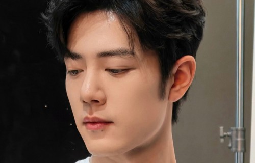 肖战无袖造型亮相刹那live，展现清爽夏日感