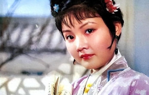 她11岁被导演看中，与名导同居多年被抛弃，如今复出却无人问津