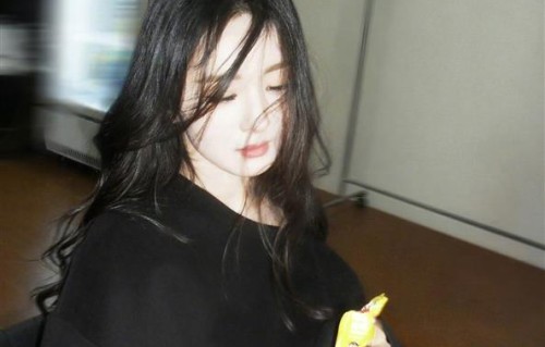 杨幂今日拍戏路透，好漂亮的编发呀，侧脸真的绝了，期待新剧呀！_新闻