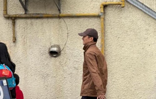 48岁王阳开奔驰接女儿放学！又高又瘦一点不油腻，5岁女儿好可爱 