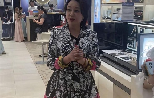 网友在三亚偶遇刘晓庆，她真不像七十多岁的了，状态太好了