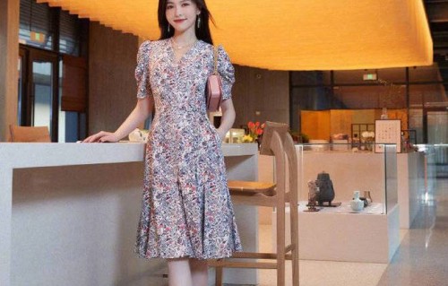 唐嫣春日写真优雅甜美 复古泡泡袖碎花裙春日感满满|图释|造型|温婉|笑容