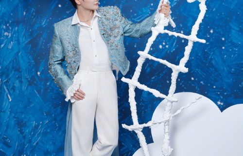 周深献唱蓝白童话剧场，星空云梯打造梦幻舞台|蓝白色|星光|卡布