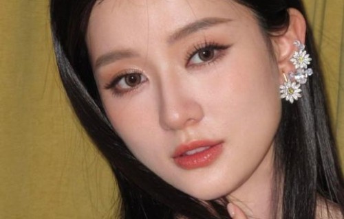 判若两人！乔欣关雎尔旧照对比，蜕变氛围感美人引热议