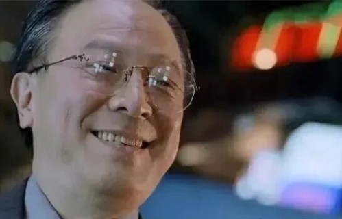 “爷爷专业户”钟景辉,今晨在睡梦中离世……他是周润发等巨星的恩师,曾参演《赌神3》《使徒行者》等|王祖蓝|戏剧|演艺|甜孙爷爷