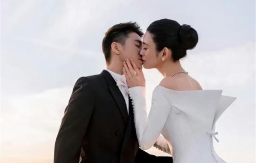 奚梦瑶古堡拍婚纱翻车？百万婚纱塞不下，夫妻俩直接坐货车上山