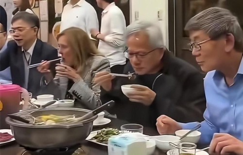 黄仁勋台湾家宴曝光！爸爸哥哥都秃顶，祖籍一出网友直接破防！