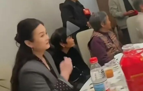 陈亚男订婚现场，母亲面前摆着矿泉水：这一次的沉默，是陪女儿撞过南墙后最好的和解