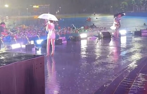 井迪在暴雨中的湖州演出扔掉雨伞与粉丝共淋大雨，这场经典舞台的背景故事是什么？