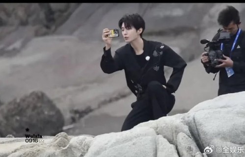 范丞丞单膝跪地为沈羽洁拍照，奔跑吧路透氛围感拉满|身姿|拍摄|下跪