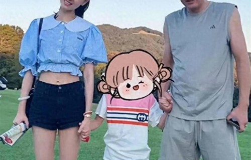 宁愿支付300万补偿，也要离婚娶小17岁娇妻的足坛巨星，如今怎样