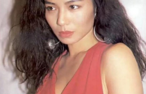 65岁钟楚红近况曝光,独自看展显老态,女神真的老了吗|周润发|娱乐圈|梦中情人|张国荣|野餐垫