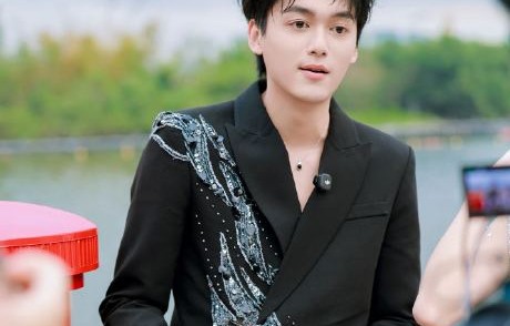 在澳门喜剧节后台，张呈和朱美吉有哪些有趣的互动细节被拍到？