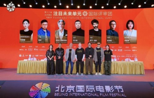 北影节注目未来单元评委见面会：新人导演要敢犯错，用真诚照亮电影之路|北京国际电影节|冯小刚|张家鲁|刘雅瑟|李雪琴