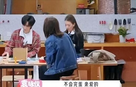 娱综艺，为何不怕明星“不舒服”节目组是怎么“逼”陌生人近的？