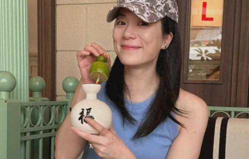 张可颐素颜自拍太真实！手臂肌肉线条抢眼，摆可爱表情瞬变回少女