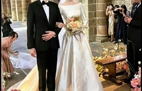 奚梦瑶爸爸超模身材火上热搜！豪门婚礼不卑不亢，90年代已年入百万