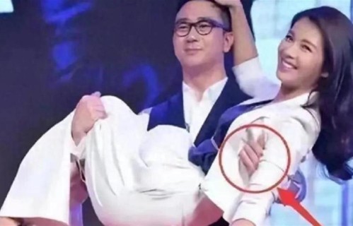 抱着刘涛的男人是谁呢，关系不一般吧，看他手的动作应该很吃力