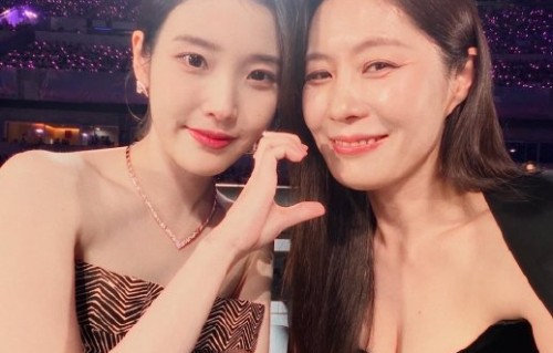 IU在片场是如何用现实行动践行她“犒赏”逻辑的？