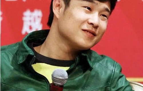 每月5号，小沈阳准时给哥哥打5万块钱，备注5个字：给爸妈买肉