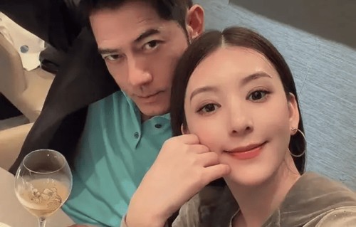 郭富城晒照庆祝与方媛结婚九周年：亲爱的老婆，长长久久|自拍|手势|社交平台|幸福