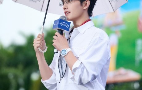暴雨突袭仍圆满！杨洋深圳冒雨碰杯青岛白啤