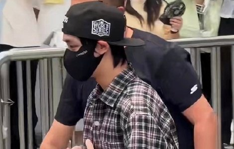 丁程鑫手指骨裂还坚持录综艺是真的吗？