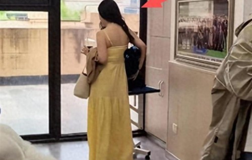 杜江夫妻现身西安，霍思燕穿吊带裙勒出副乳，头发毛躁像男扮女装