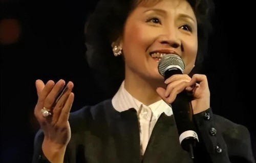 66岁张德兰突发意外！后台摔倒送医，曾上春晚爆火结婚37年无儿女