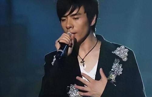 他是清华学霸，28岁靠演戏一举成名，如今46岁已是上海顶级主持人