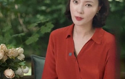 刘芳菲复古红裙造型，短卷发精致，林间畅谈阅历尽显知性美