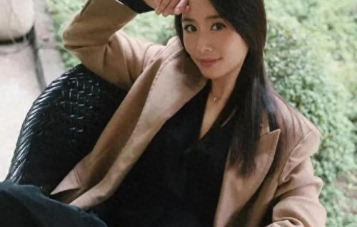 林心如过肩发型气质大变！穿卡其色西装+小黑裙，美得像换了个人