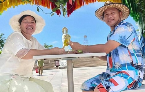 苦尽甘来！全红婵安排爸妈三亚度假 大病初愈婵妈骑马吃雪糕笑开怀