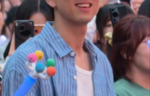 李现又去五月天演唱会了！全程蹦跳大合唱，快乐得像个孩子