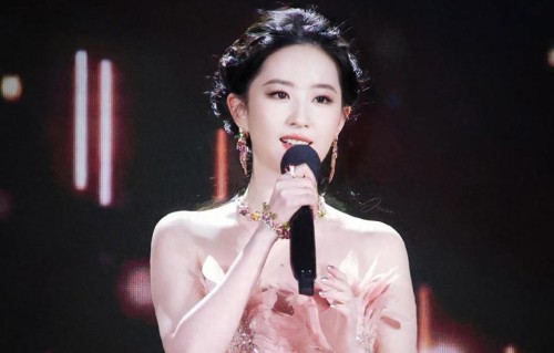 刘亦菲能在娱乐圈保持从容，不是运气，是家风的底气