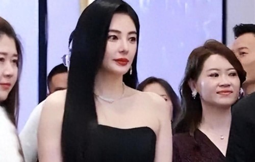 张雨绮又作妖！穿低胸V领直播发火，甩脸怒怼网友，直呼给个屁啊