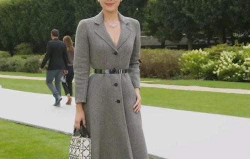 她是不打扮也很美的女人，并且她是真正的骨相美人